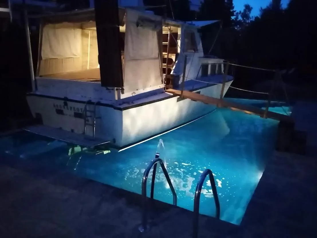 Leonardo, Houseboat In The Pool location