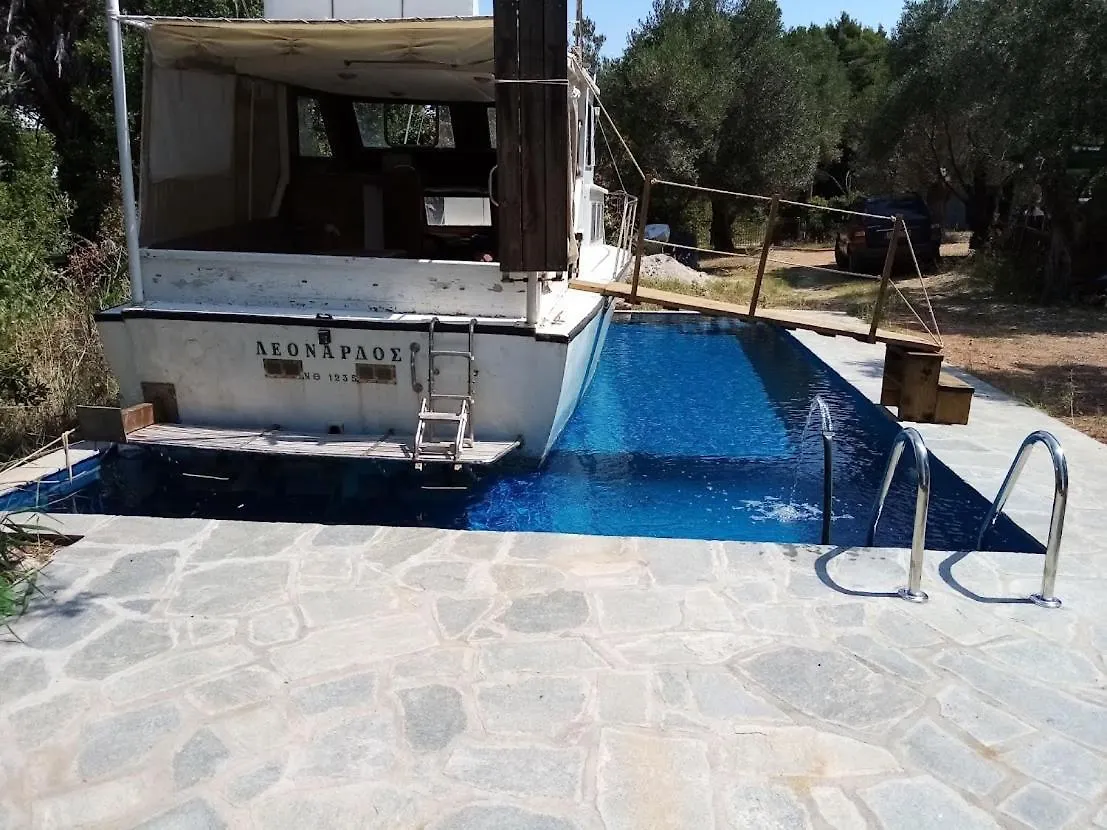 Leonardo, Houseboat In The Pool Griechenland