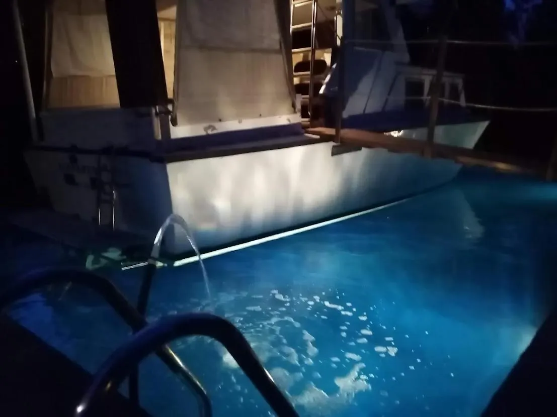 Ferienhaus Leonardo, Houseboat In The Pool