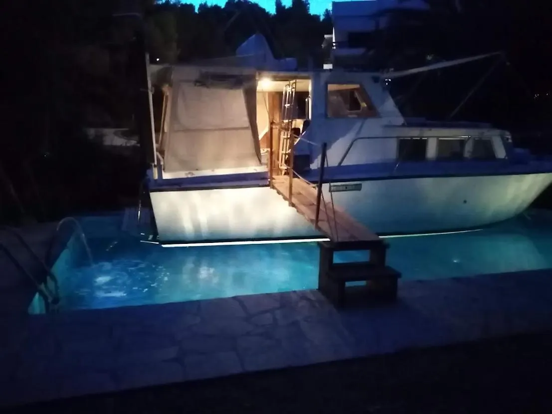 Leonardo, Houseboat In The Pool Ferienhaus Nikiti (Sithonia)